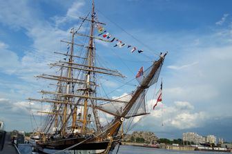 La Vespucci alla rada nel porto di Montreal per festeggiare i 150 del Canada: dopo 22 giorni di navigazione a vela dalle Azzorre, la nave scuola dell'Accademia di Livorno ha fatto ingresso nello scalo della capitale del Quebec. A bordo &egrave; salito il Presidente della Repubblica, Sergio Mattarella, che ha ricevuto dal sindaco di Montreal le chiavi della citt&agrave;, che ospita una delle pi&ugrave; popolose comunit&agrave; italiane del Nordamerica.&nbsp; &nbsp; Saluti ed onori del massimo livello per gli ospiti, con un picchetto sul cassero e i cadetti &nbsp;arrampicati, come da protocollo, sul sartiame mentre il vessillo del Capo dello Stato veniva alzato sull'albero centrale.&nbsp;&nbsp; &nbsp; &nbsp;Un secolo e mezzo fa i governatorati delle colonie francesi ed inglesi del Nordamerica venivano unificati in un solo territorio, che i nativi anericani gi&agrave; chiamavano Kanata. Nasceva cos&igrave; il Canada, che pochi decenni pi&ugrave; tardi diveniva, proprio a partire dal porto di Quebec, il punto di arrivo delle ondate migratorie dall'Italia. Oggi gli italiani sono la terza comunit&agrave; del Canada. Per questo Mattarella &egrave; stato l'unico Capo di Stato straniero ad essere presente in occasione dell'anniversario.testo e foto di Nicola Graziani - Agi