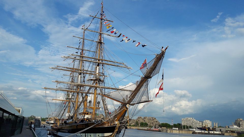 La Vespucci alla rada nel porto di Montreal per festeggiare i 150 del Canada: dopo 22 giorni di navigazione a vela dalle Azzorre, la nave scuola dell'Accademia di Livorno ha fatto ingresso nello scalo della capitale del Quebec. A bordo &egrave; salito il Presidente della Repubblica, Sergio Mattarella, che ha ricevuto dal sindaco di Montreal le chiavi della citt&agrave;, che ospita una delle pi&ugrave; popolose comunit&agrave; italiane del Nordamerica.&nbsp; &nbsp; Saluti ed onori del massimo livello per gli ospiti, con un picchetto sul cassero e i cadetti &nbsp;arrampicati, come da protocollo, sul sartiame mentre il vessillo del Capo dello Stato veniva alzato sull'albero centrale.&nbsp;&nbsp; &nbsp; &nbsp;Un secolo e mezzo fa i governatorati delle colonie francesi ed inglesi del Nordamerica venivano unificati in un solo territorio, che i nativi anericani gi&agrave; chiamavano Kanata. Nasceva cos&igrave; il Canada, che pochi decenni pi&ugrave; tardi diveniva, proprio a partire dal porto di Quebec, il punto di arrivo delle ondate migratorie dall'Italia. Oggi gli italiani sono la terza comunit&agrave; del Canada. Per questo Mattarella &egrave; stato l'unico Capo di Stato straniero ad essere presente in occasione dell'anniversario.testo e foto di Nicola Graziani - Agi