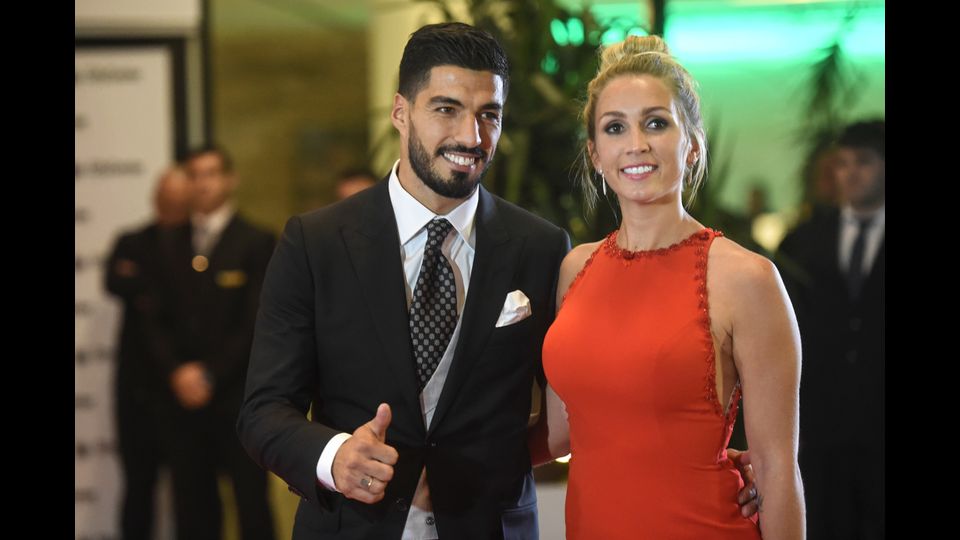 GLI INVITATI. Il calciatore del Barcellona Luis Suarez e sua moglie Sofia Balbi (AFP)&nbsp;
