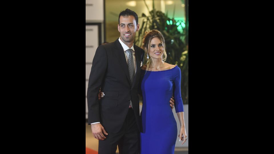 GLI INVITATI. Il calciatore del Barcellona Sergio Busquets e sua moglie (AFP)&nbsp;