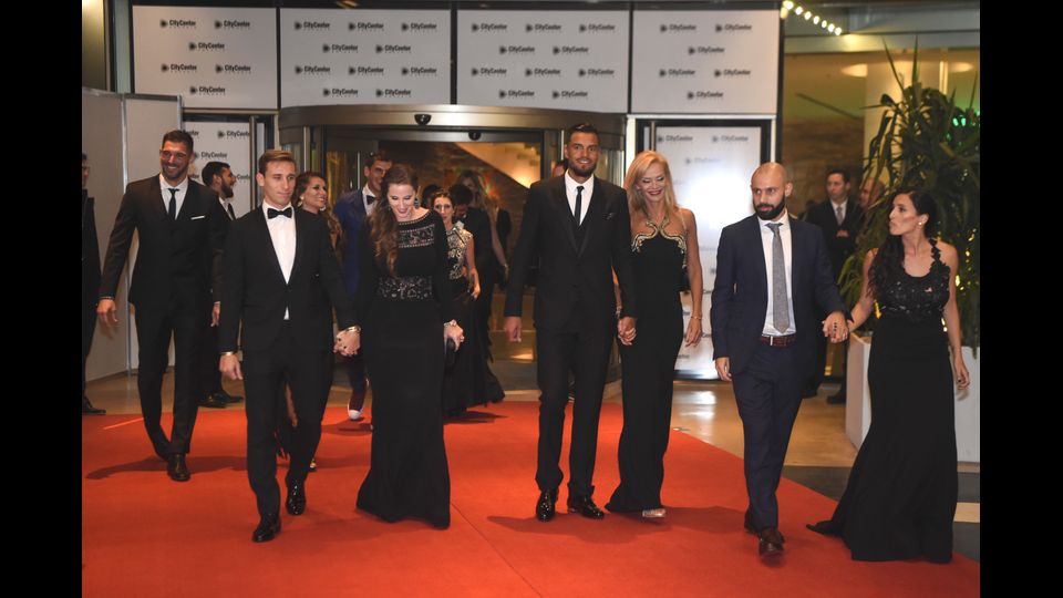 GLI INVITATI. I calciatore argentini Javier Mascherano, Sergio Romero e Lucas Biglia con le rispettive moglie (AFP)