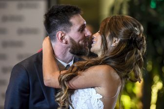 Venerd&igrave; 30 giugno il calciatore&nbsp;Leo Messi&nbsp;e la compagna&nbsp;Antonella Roccuzzo&nbsp;si sono sposati a Rosario, citt&agrave; argentina a 300 chilometri da Buenos Aires. ll matrimonio &egrave; avvenuto solamente con il rito civile.&nbsp;Gli invitati ufficiali sono stati 260, 150 i giornalisti accreditati. &nbsp;(AFP)&nbsp;
