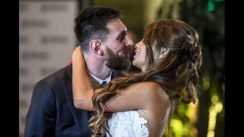 Venerd&igrave; 30 giugno il calciatore&nbsp;Leo Messi&nbsp;e la compagna&nbsp;Antonella Roccuzzo&nbsp;si sono sposati a Rosario, citt&agrave; argentina a 300 chilometri da Buenos Aires. ll matrimonio &egrave; avvenuto solamente con il rito civile.&nbsp;Gli invitati ufficiali sono stati 260, 150 i giornalisti accreditati. &nbsp;(AFP)&nbsp;