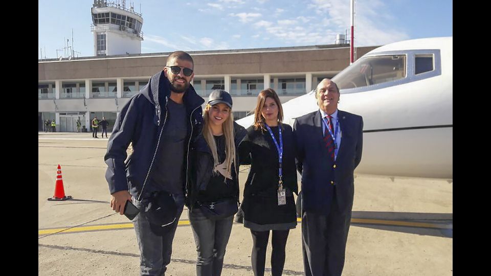 GLI INVITATI. L'arrivo del calciatore del Barcellona, Gerard Pique con la pop star Colombiana Shakira all'aeroporto di Rosario, Argentina per il matrimonio di Lionel Messi (AFP)&nbsp;