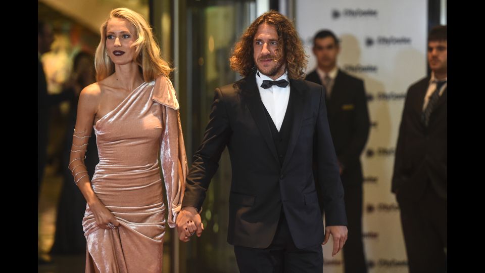 GLI INVITATI. L'ex capitano del Barcellone, Carles Puyol e sua moglie (AFP)&nbsp;