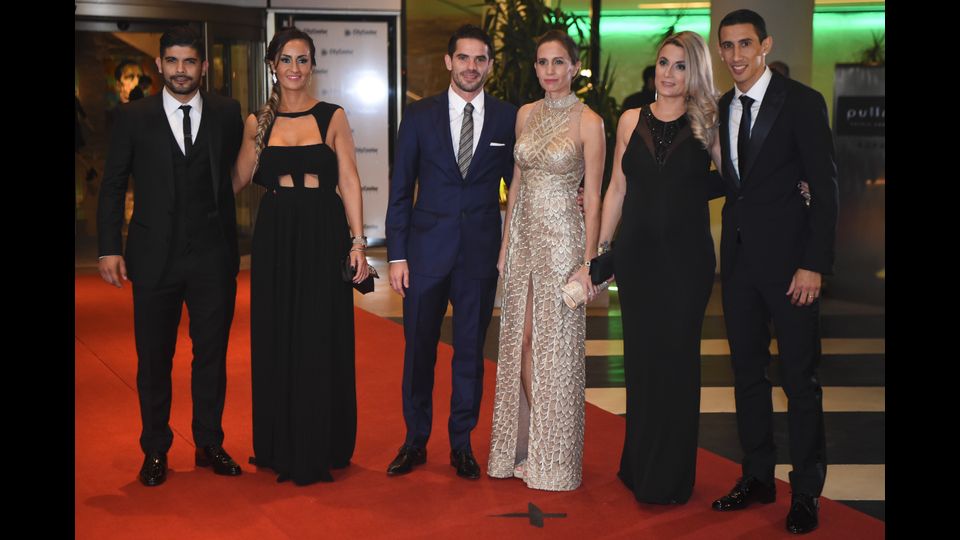 GLI INVITATI. Il calciatore del Paris Saint Germain Angel di Maria, Fernando Gago del Boca Junior e l'ex interista Ever Banega con le rispettive mogli (AFP)&nbsp;