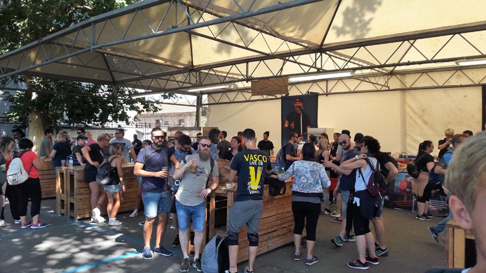 &quot;Noi a Modena comunque ci arriviamo, non ci fermano queste difficolta'&quot;, dicono a una sola voce Paola, Marco, Angela, Michele, Luca e i tanti altri di un unico gruppo che arriva da Roma, tutti con indosso una t-shirt o un cappellino o una fascia che sebbene datati rievocano comunque precedenti concerti di Vasco a cui hanno preso parte.&nbsp;