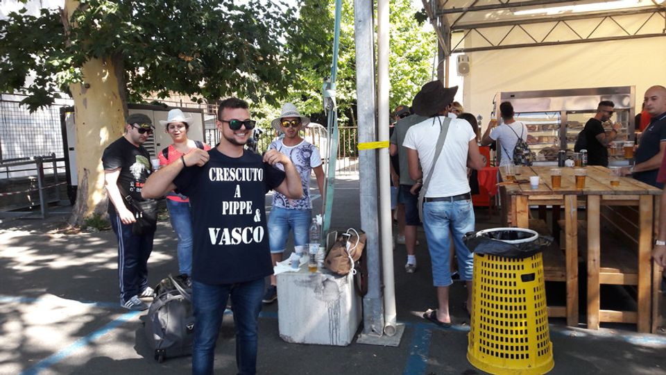 E' stata la stazione ferroviaria di Bologna centrale a fare da ultimo trampolino verso Modena per migliaia e migliaia di fan di Vasco Rossi provenienti dal centro-sud. E i treni verso Reggio Emilia, Piacenza, Milano sono presi d'assalto. I distributori automatici di biglietti dei treni sono stati praticamente &quot;monopolizzati&quot; dai fan del Komandante.&nbsp;