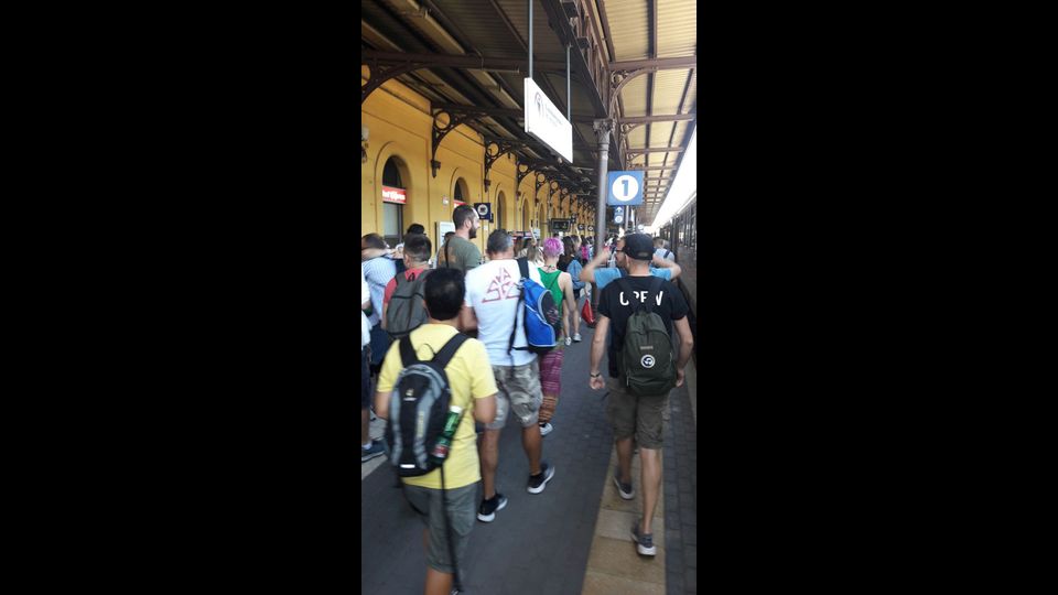 L'afflusso di persone, giovani e meno giovani, &egrave; continuo, la gran parte arriva dalla stazione ferroviaria, distante poco meno di due chilometri dal parco 'Enzo Ferrari.