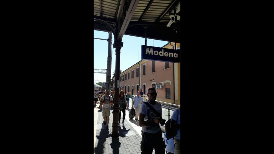 E' un serpentone umano che si muove senza soluzione di continuit&agrave;. Cori e canti dei fan del Kom, come pure numerosi gli striscioni inneggianti all'artista, fanno da scenografia.&nbsp;