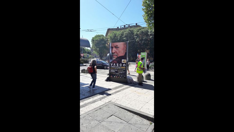 Nella zona retrostante il palco e' un continuo via vai di addetti, mentre all'esterno e' costante il monitoraggio delle forze di polizia per prevenire problemi legati alla sicurezza.