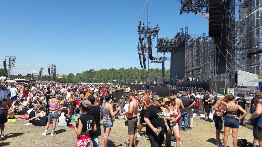 Fans di Vasco Rossi sul prato del Modena Park in attesa del concerto