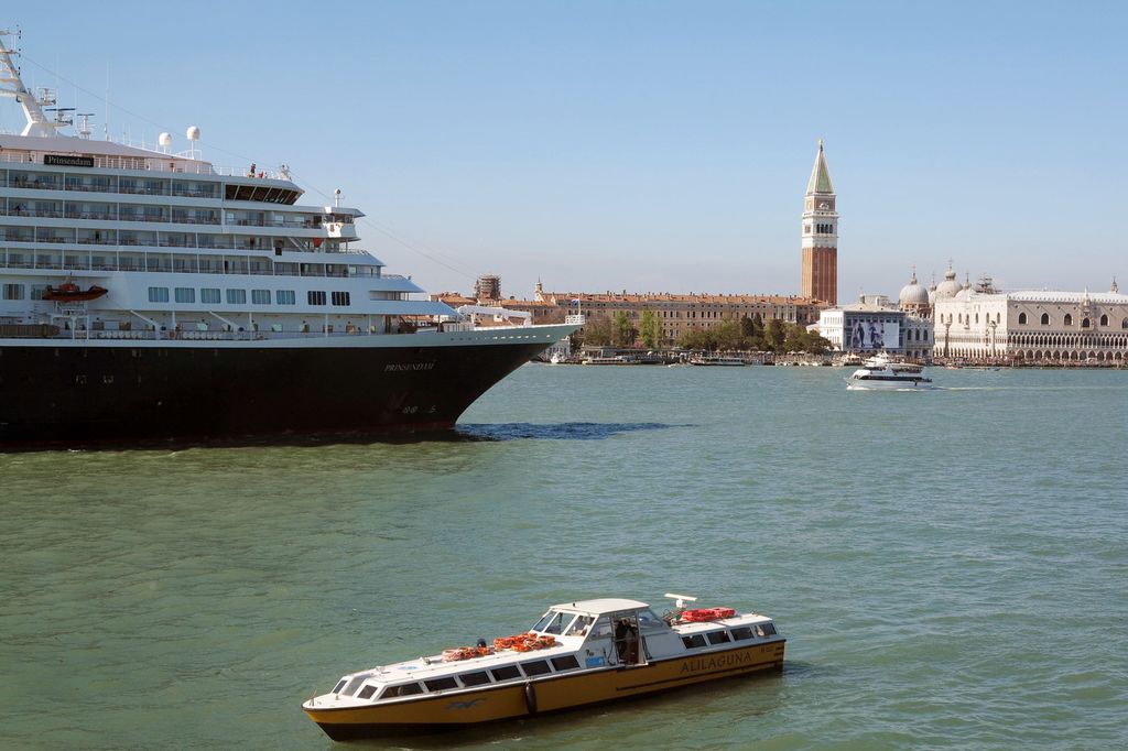 Venezia, Grandi Navi da crociera in transito nel bacino di San Marco (AGF)&nbsp;