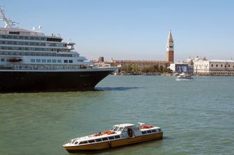 Venezia, Grandi Navi da crociera in transito nel bacino di San Marco (AGF)