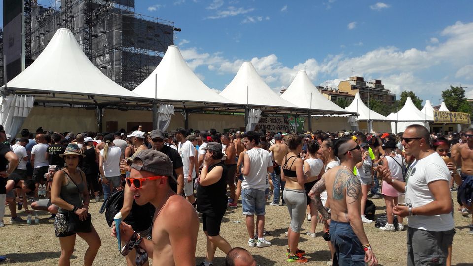 Decine e decine di fan hanno avuto bisogno di ricorrere al servizio sanitario del posti medici avanzati (Pma). Tutti malori dovuti al caldo e al clima umido: piu' che altro cali di pressione e carenza di sali minerali subito contrastati con adeguata terapia.