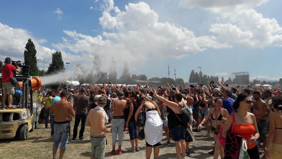 Cannoni nebulizzatori d'acqua in azione nel parco 'Enzo Ferrari' di Modena per rinfrescare le decine e decine di migliaia di persone che gi&agrave; da ore affollano l'area in attesa del concerto-evento di Vasco Rossi in programma alle 21.