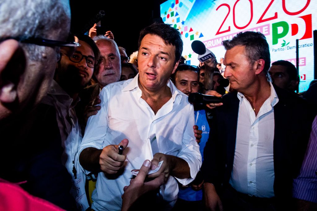 Renzi ai circoli del Pd di Milano (Agf)