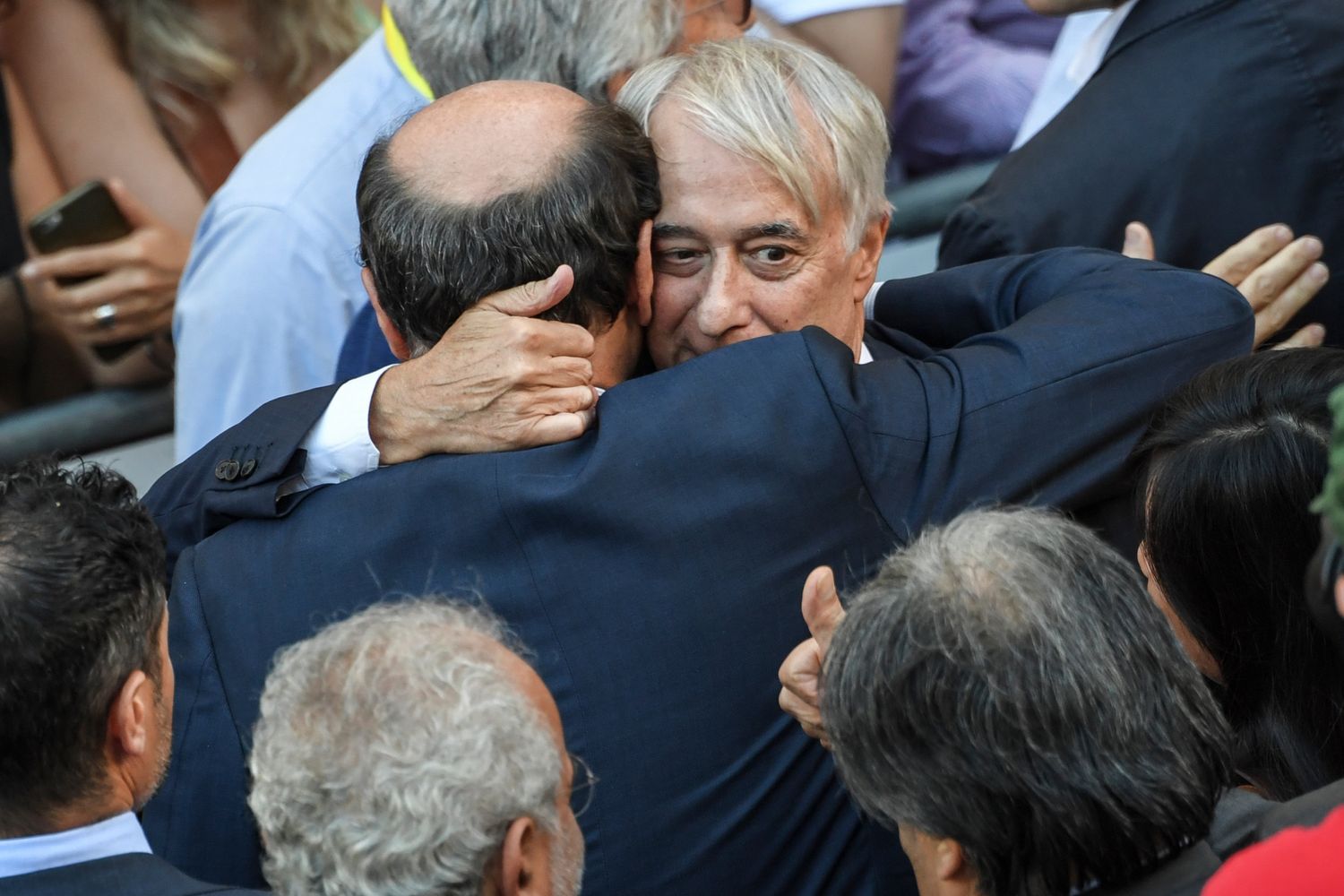&nbsp;Manifestazione Giuliano Pisapia a Piazza Santi Apostoli Roma, l'abbraccio con Bersani (Afp)