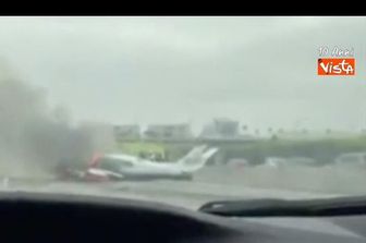 Aereo si schianta sull&rsquo;autostrada in California