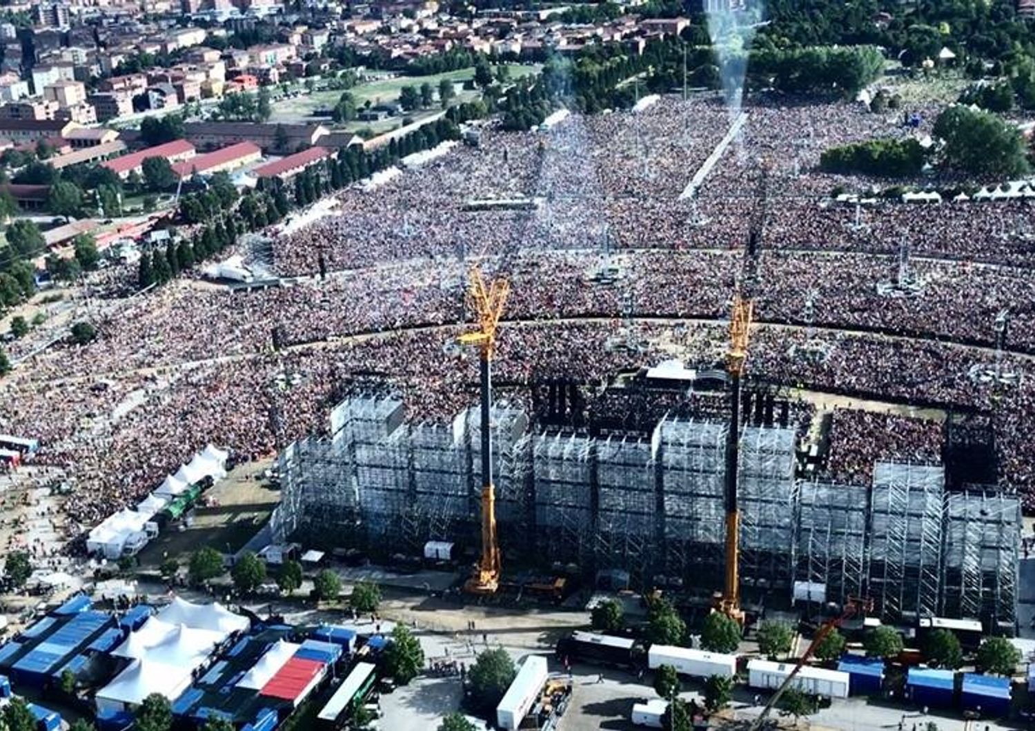 &nbsp;La folla davanti al palco di Vasco Rossi prima del concerto