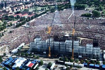 &nbsp;La folla davanti al palco di Vasco Rossi prima del concerto