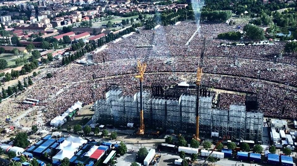 &nbsp;La folla davanti al palco di Vasco Rossi prima del concerto
