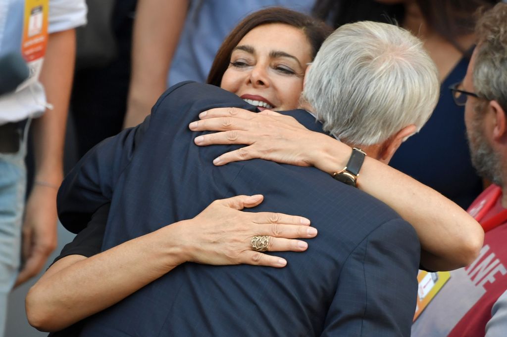 &nbsp;Laura Boldrini abbraccia Giuliano Pisapia durante la kermesse di piazza Santi Apostoli (Afp)