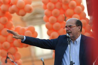 &nbsp;Pierluigi Bersani parla sul palco di piazza Santi Apostoli (Afp)