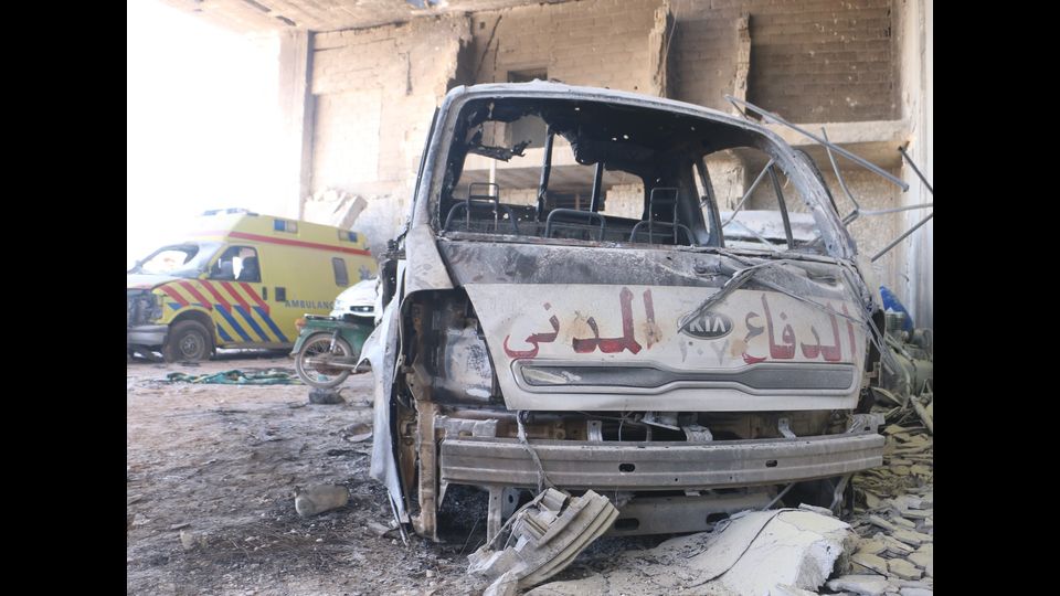 Sarebbe di almeno 18 morti e decine di feriti il Le operazioni di soccorso e salvataggio dopo l'attacco di Assad sul centro di difesa civile nella citt&agrave; di Kafi Zita, Hama, in Siria (Afp)(Afp)