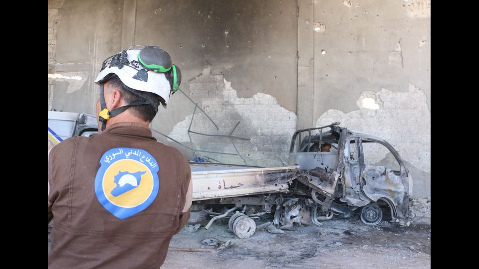 &nbsp;Le operazioni di soccorso e salvataggio dopo l'attacco di Assad sul centro di difesa civile nella citt&agrave; di Kafi Zita, Hama, in Siria (Afp)
