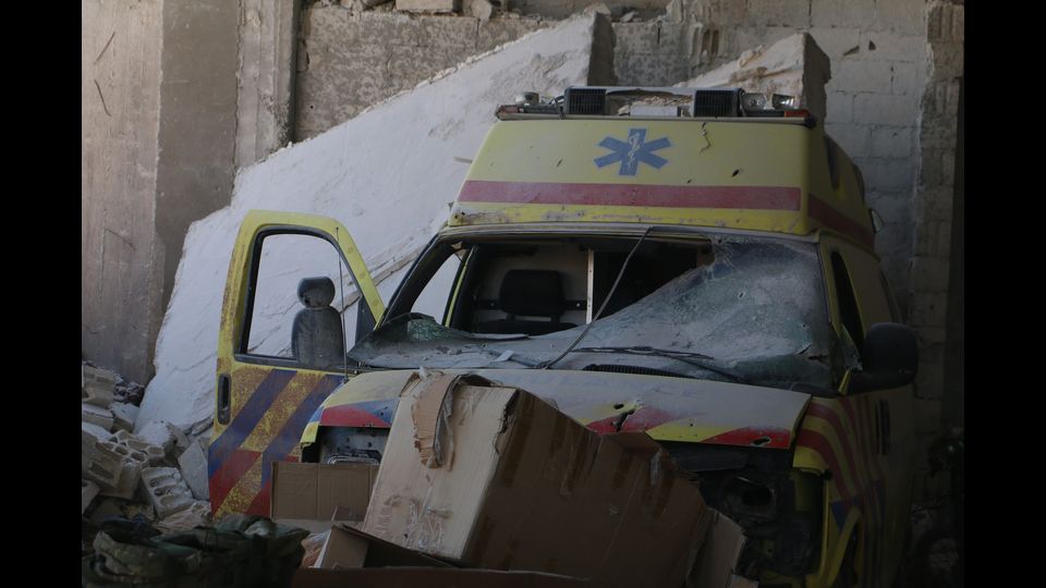 &nbsp;Le operazioni di soccorso e salvataggio dopo l'attacco di Assad sul centro di difesa civile nella citt&agrave; di Kafi Zita, Hama, in Siria (Afp)