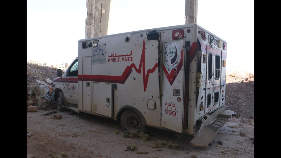 &nbsp;Le operazioni di soccorso e salvataggio dopo l'attacco di Assad sul centro di difesa civile nella citt&agrave; di Kafi Zita, Hama, in Siria (Afp)