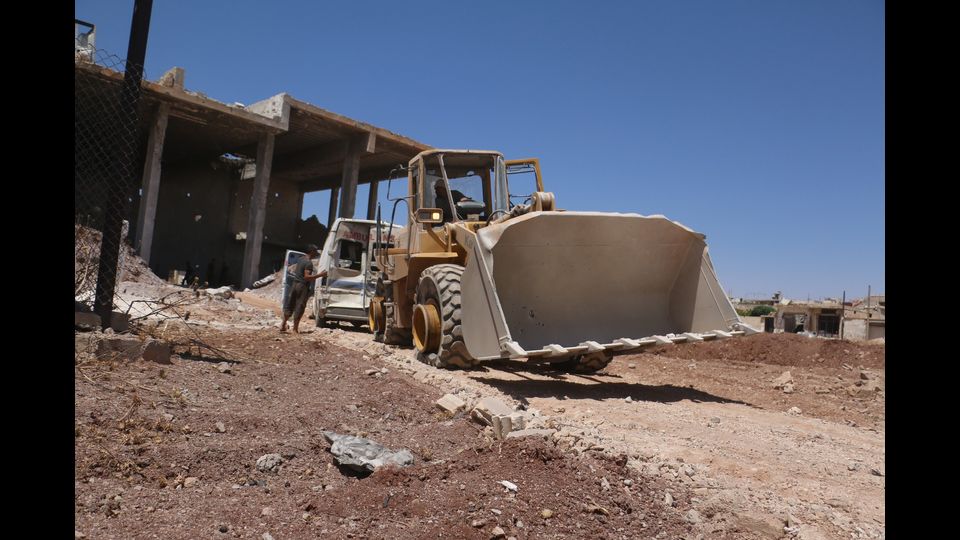 &nbsp;Le operazioni di soccorso e salvataggio dopo l'attacco di Assad sul centro di difesa civile nella citt&agrave; di Kafi Zita, Hama, in Siria (Afp)