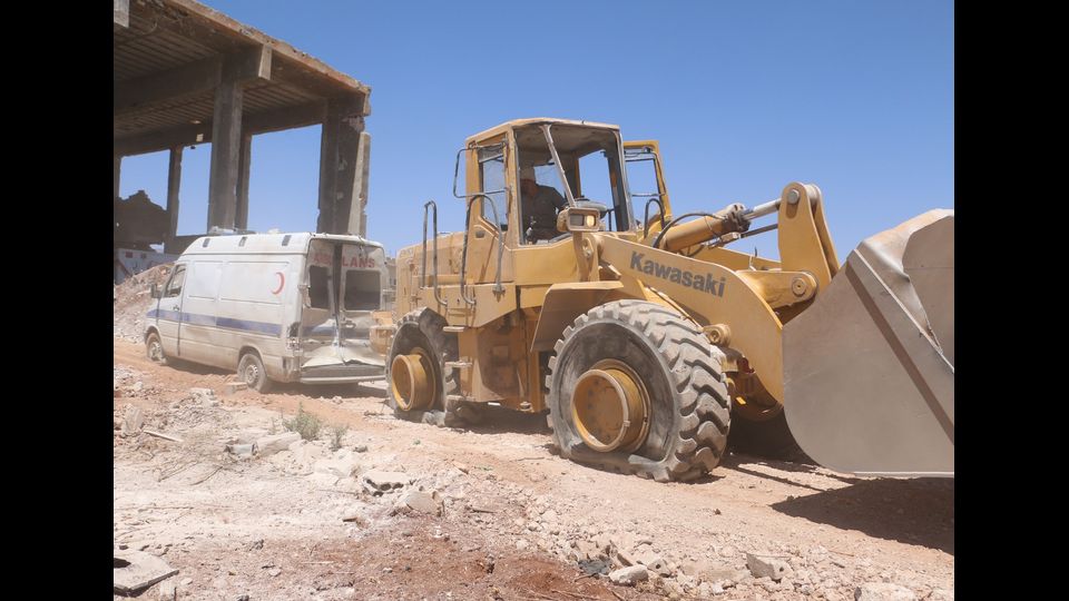 &nbsp;Le operazioni di soccorso e salvataggio dopo l'attacco di Assad sul centro di difesa civile nella citt&agrave; di Kafi Zita, Hama, in Siria (Afp)