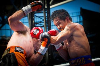 Il campione filippino Manny Pacquiao ha perso la corona mondiale dei welter per la World Boxing Organisation (Wbo) dopo essere stato sconfitto a Brisbane con verdetto unanime ai punti dal semisconosciuto australiano Jeff Horn. Davanti a 51.000 tifosi nel Suncorp Stadium, i tre giudici hanno assegnato la vittoria a Horn con i punteggi di 117-111, 115-113 e 115-113, una decisione controversa che ha suscitato rabbia nell'entourage di Pac-man, nelle Filippine e in tutto il mondo della boxe, anche perch&eacute; non &egrave; sembrata riflettere l'andamento dei 12 round.&nbsp;(Afp)