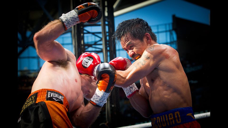 Il campione filippino Manny Pacquiao ha perso la corona mondiale dei welter per la World Boxing Organisation (Wbo) dopo essere stato sconfitto a Brisbane con verdetto unanime ai punti dal semisconosciuto australiano Jeff Horn. Davanti a 51.000 tifosi nel Suncorp Stadium, i tre giudici hanno assegnato la vittoria a Horn con i punteggi di 117-111, 115-113 e 115-113, una decisione controversa che ha suscitato rabbia nell'entourage di Pac-man, nelle Filippine e in tutto il mondo della boxe, anche perch&eacute; non &egrave; sembrata riflettere l'andamento dei 12 round.&nbsp;(Afp)