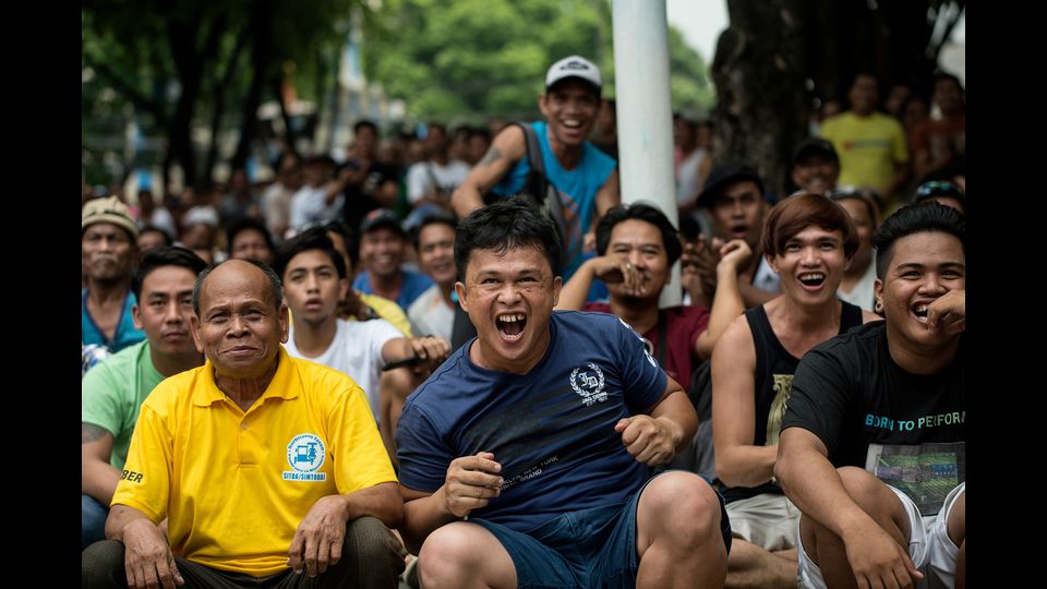 &nbsp;I tifosi filippini asistono alla partita di pugilato tra Manny Pacquiao lo sfidante australiano Jeff da un parco pubblico di Manila (Afp)