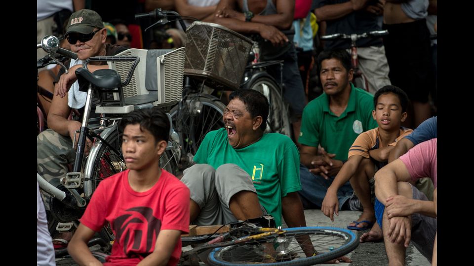 &nbsp;I tifosi filippini asistono alla partita di pugilato tra Manny Pacquiao lo sfidante australiano Jeff da un parco pubblico di Manila (Afp)