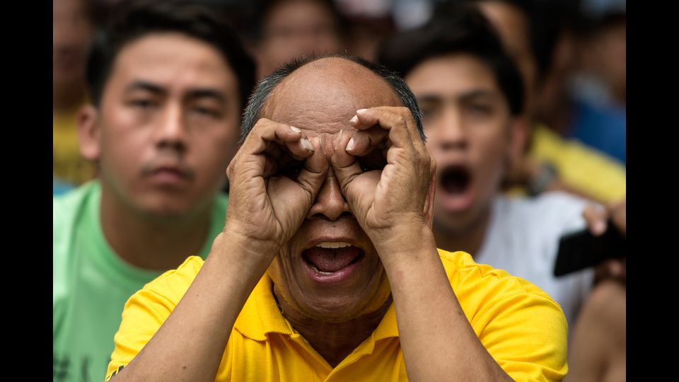 &nbsp;I tifosi filippini asistono alla partita di pugilato tra Manny Pacquiao lo sfidante australiano Jeff da un parco pubblico di Manila (Afp)