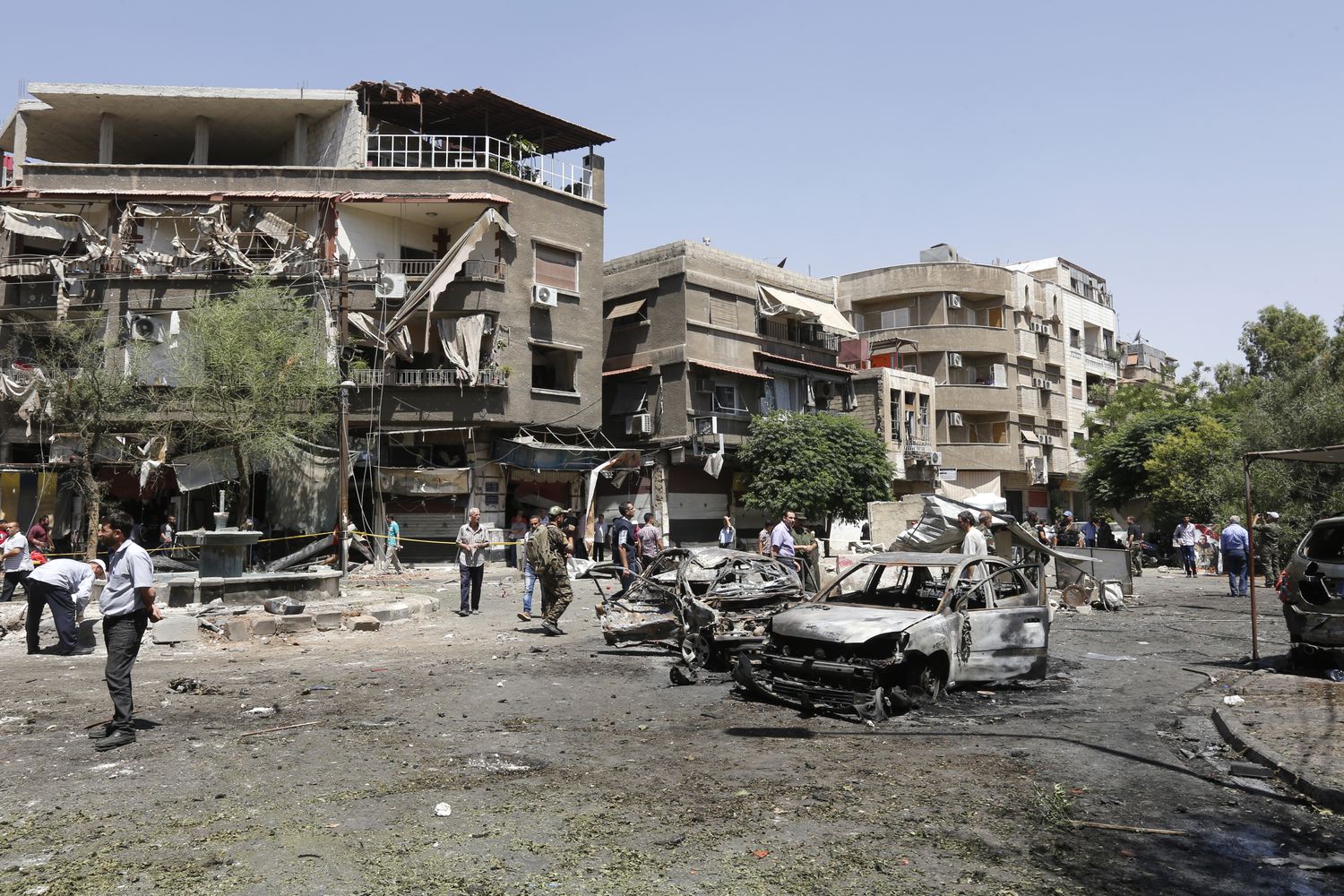 &nbsp;I danni alle strade e alle abitazioni dopo l&igrave;attentato suicida avvenuto a piazza Tahrir, nella parte est di Damasco all'alba (Afp)