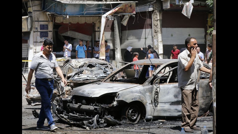 &nbsp;I danni alle strade e alle abitazioni dopo l&igrave;attentato suicida avvenuto a piazza Tahrir, nella parte est di Damasco all'alba (Afp)