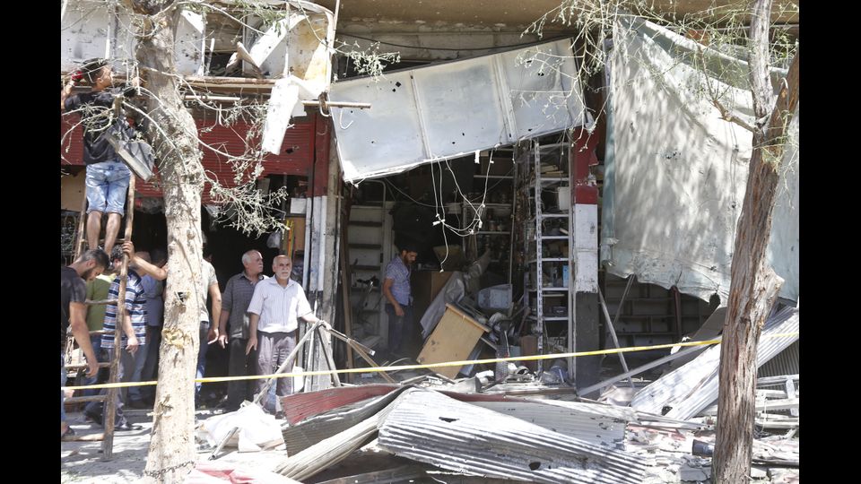 &nbsp;I danni alle strade e alle abitazioni dopo l&igrave;attentato suicida avvenuto a piazza Tahrir, nella parte est di Damasco all'alba (Afp)