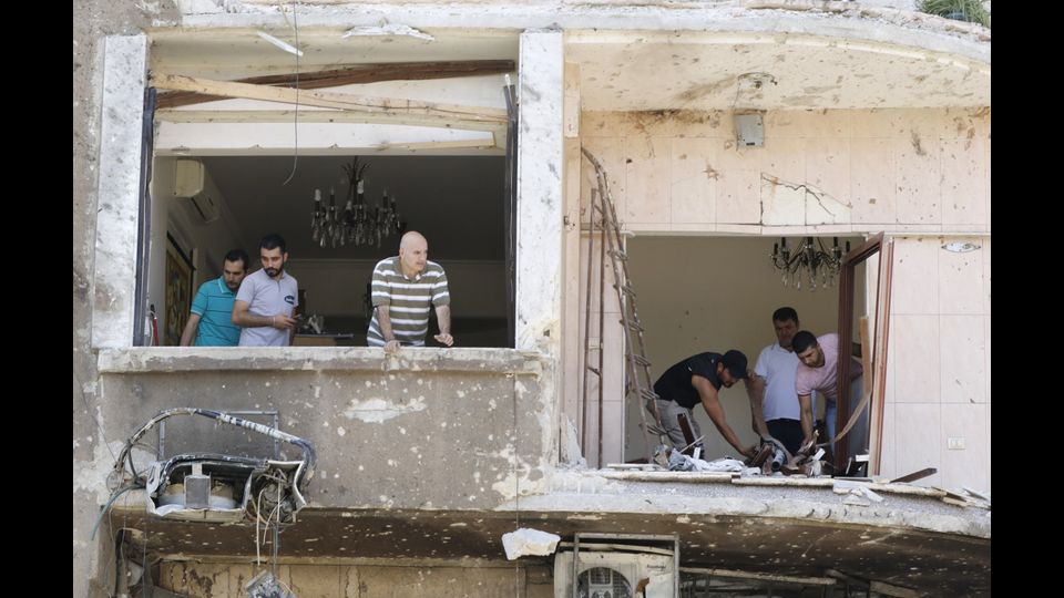 &nbsp;I danni alle strade e alle abitazioni dopo l&igrave;attentato suicida avvenuto a piazza Tahrir, nella parte est di Damasco all'alba (Afp)