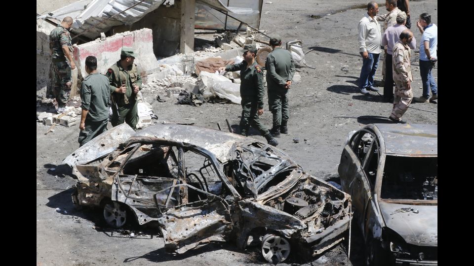 &nbsp;I danni alle strade e alle abitazioni dopo l&igrave;attentato suicida avvenuto a piazza Tahrir, nella parte est di Damasco all'alba (Afp)