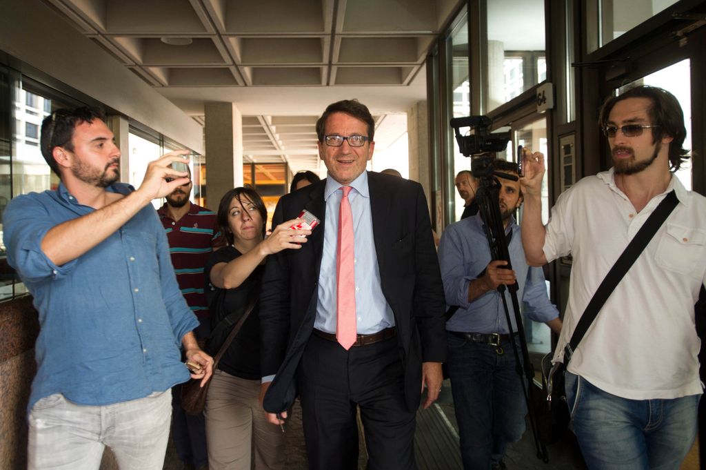 &nbsp;Gian Carlo Muzzarelli attorniato dai giornalisti