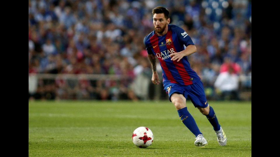 Fino alla fine della stagione calcistica 2016-2017 sulla &lsquo;camiseta&rsquo; del Barcellona c&rsquo;era Qatar Airways. Il cambio dello sponsor si era deciso gi&agrave; alla fine del 2016, ma in questi mesi il Qatar &egrave; al centro di un&rsquo;acceso scontro con gli altri stati della penisola arabica. Lo scorso 5 giugno l'Arabia Saudita, gli Emirati Arabi, il Bahrein e l'Egitto hanno interrotto le relazioni diplomatiche e le comunicazioni con il Qatar, accusandolo di sostenere il terrorismo e di interferire nei loro affari interni. Pi&ugrave; tardi si sono aggiunte al gruppo anche Maldive, Mauritius e Mauritania mentre Giordania e Gibuti hanno ridotto il livello delle loro missioni diplomatiche in Qatar. Il 22 giungo lo strappo definitivo con i paesi del Golfo con un ultimatim lanciato al Qatar in cui si chiedeva di rispondere alle accuse di supportare le organizzazioni terroristiche.