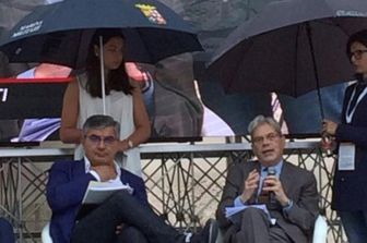 A Sulmona si &egrave; tenuta lo scorso due luglio una manifestazione organizzata in un'abbazia. Sul palco il governatore della Regione del centro Italia Luciano D'Alfonso (Pd), il ministro alla Coesione territoriale Claudio De Vincenti, il rettore dell'universit&agrave; di Teramo Luciano D'Amico e il presidente della regione Emilia Romagna Stefano Bonaccini.