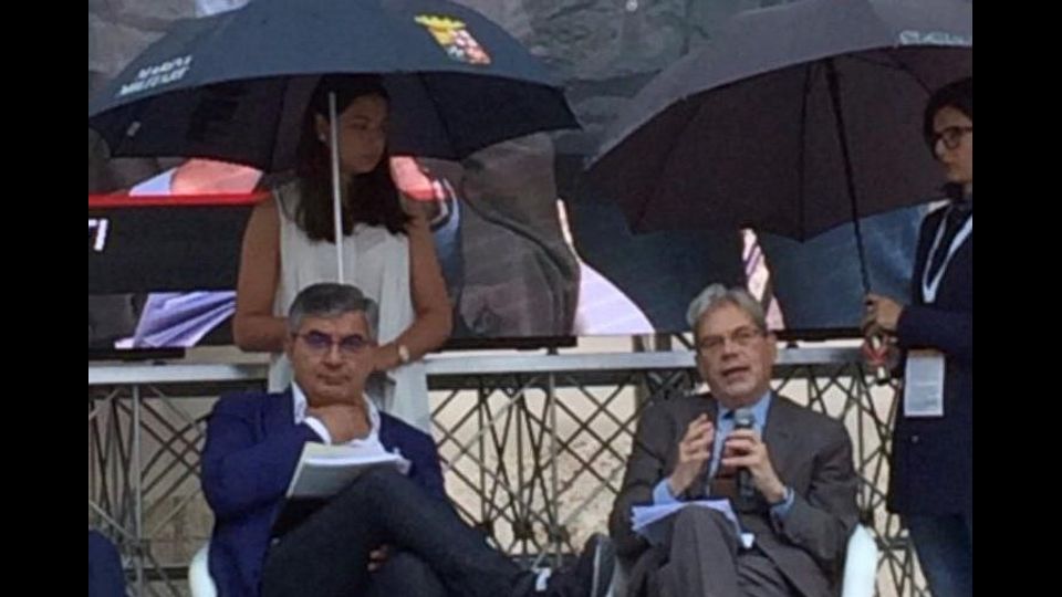 A Sulmona si &egrave; tenuta lo scorso due luglio una manifestazione organizzata in un'abbazia. Sul palco il governatore della Regione del centro Italia Luciano D'Alfonso (Pd), il ministro alla Coesione territoriale Claudio De Vincenti, il rettore dell'universit&agrave; di Teramo Luciano D'Amico e il presidente della regione Emilia Romagna Stefano Bonaccini.