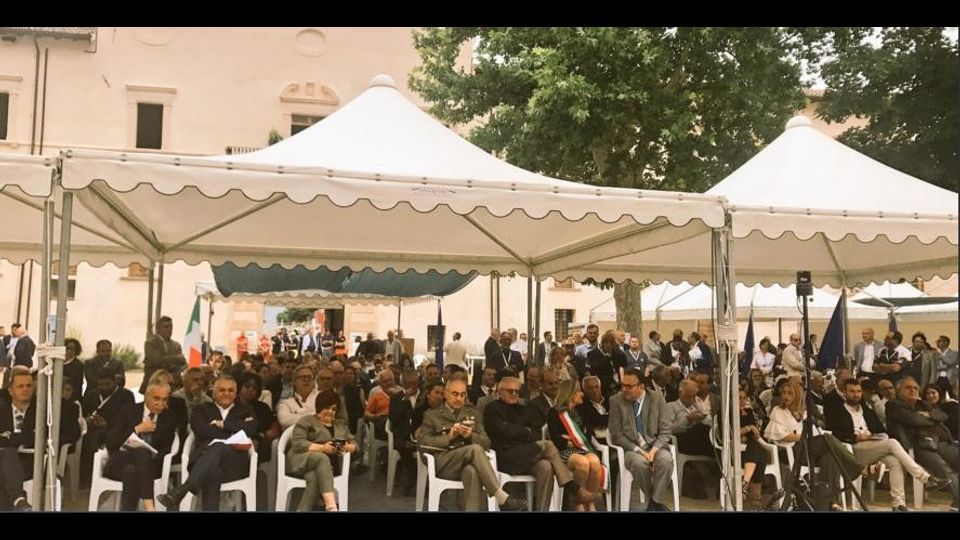 Pare si sia trattata di una decisione presa l&igrave; per l&igrave; dagli organizzatori, considerato che gli ombrelli sono tutti diversi e anche le donne alle spalle di chi era sul palco a parlare non sono vestite uguali come le hostess. Il risultato cambia poco per&ograve;.&nbsp;