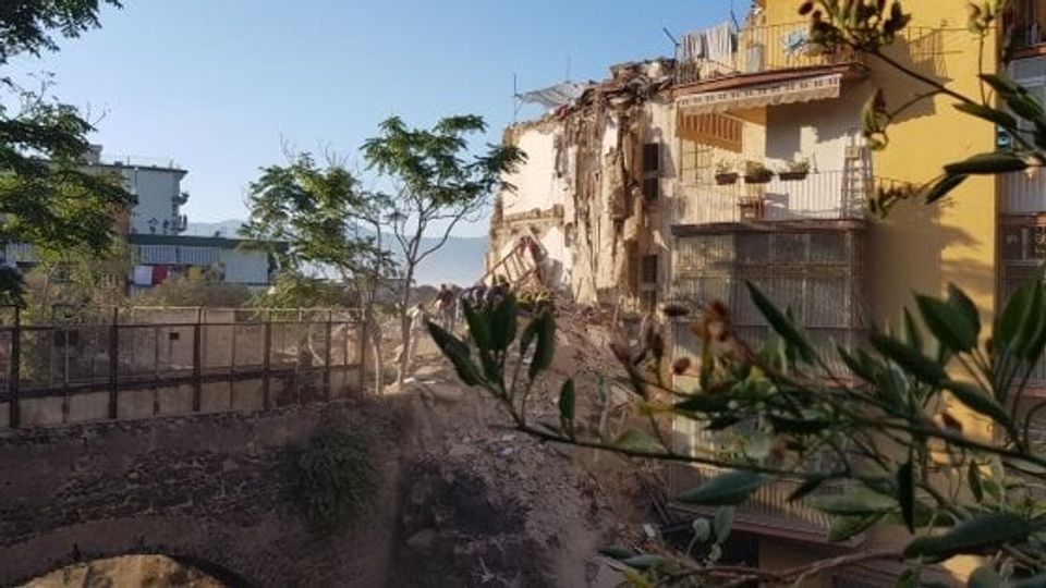Una palazzina di quattro piani &egrave; crollata a Torre Annunziata, in provincia di Napoli. Secondo le informazioni dei Vigili del fuoco, al lavoro sul posto, potrebbero essere coinvolte due famiglie.
